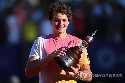 우승컵을 든 폰세카