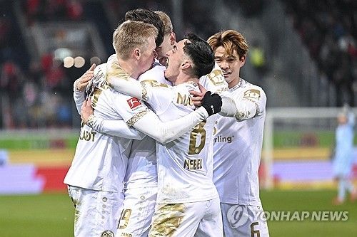 골세리머니를 펼치는 마인츠 선수들