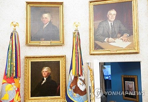 역대 미국 대통령 초상화들과 트럼프 머그샷