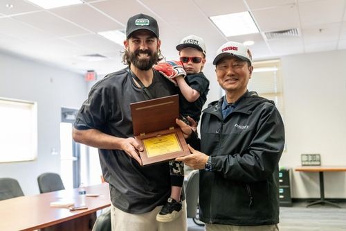 켈리에게 감사패를 전달한 김인석 LG스포츠 대표이사(오른쪽)