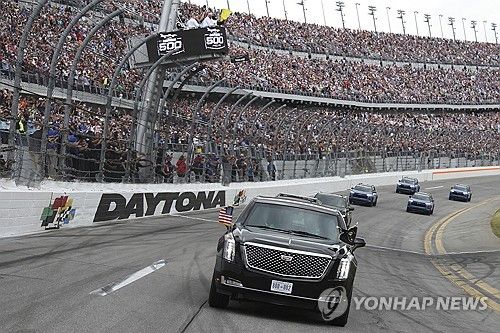 데이토나 500 경주장 달리는 트럼프 리무진