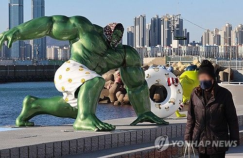 다시 멀어진 봄, 두건 쓴 헐크