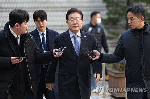 취재진 질문 듣는 이재명 대표