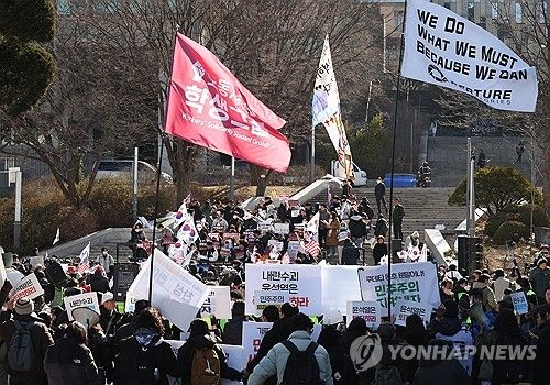 탄핵 찬성-반대 갈등 재현된 서울대 아크로폴리스광장