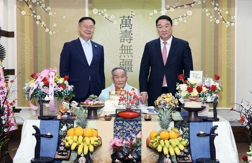 백수연 기념사진. 왼쪽부터 김재욱 칠곡군수, 신봉균 어르신, 정희용 의원.