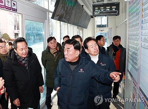 울산 시내버스 노선 개편 첫날인 21일 김두겸 울산시장이 안승대 행정부시장, 안효대 경제부시장 등과 함께 버스 정상 운행 여부와 환승 편의 등을 점검하고 있다. [울산시 제공. 재판매 및 DB 금지]