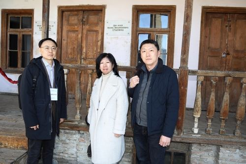 스탈린 생가서 강제이주 정책 의견 교환하는 고려인 동포 3세들