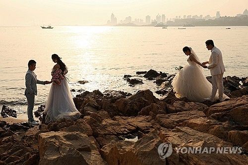 산둥성 칭다오에서 웨딩촬영하는 중국 커플들