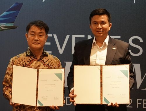 하나카드 성영수 대표이사(왼쪽)와 가루다인도네시아 와밀단 대표이사(오른쪽)가 지난 12일 가루다인도네시아 본사에서 열린 파트너십 체결식에서 기념 촬영을 하는 모습. [하나카드 제공. 재판매 및 DB 금지]