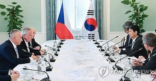 체코 산업통상부 장관과 면담하는 안덕근 장관