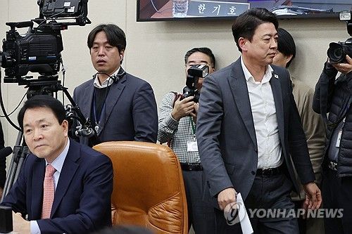 퇴장하는 부승찬 의원