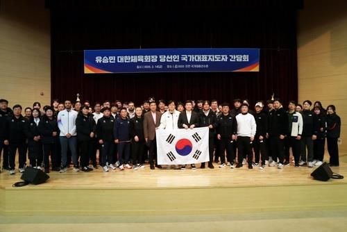 국가대표지도자들과 함께한 유승민 당선인(중앙)