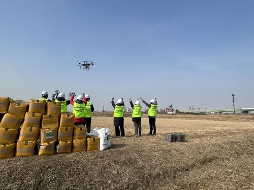 드론으로 야생동물에 먹이주는 고양시 장항습지 철새 드론 급식 봉사대