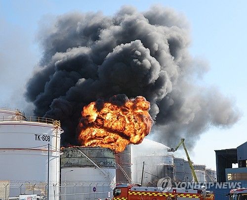 유류탱크 폭발로 치솟는 화염과 연기