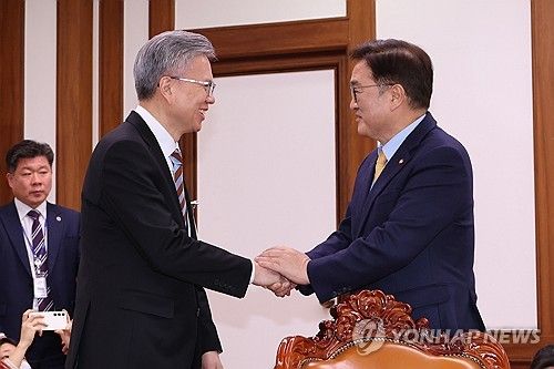 김택우 의협회장과 악수하는 우원식 의장