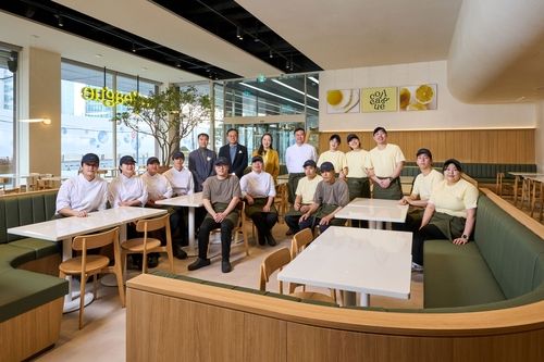 이지현 OCI 드림 대표(맨 윗줄 왼쪽 세번째)와 직원들이 기념촬영을 하고 있다.[OCI드림 제공. 재판매 및 DB 금지]