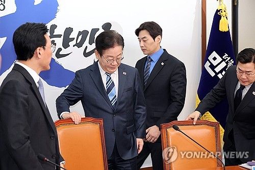 회의 참석하는 이재명 대표