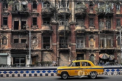 인도 콜카타 노란 택시 앰배서더