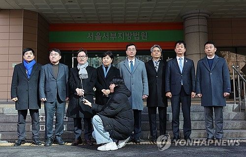 서부지법 방문해 발언하는 박범계 의원