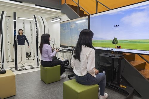 드론 교육 체험하는 학생들