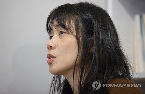 인터뷰하는 소설가 김숨
