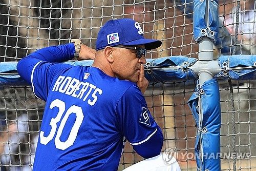 훈련 지켜보는 데이브 로버츠 다저스 감독