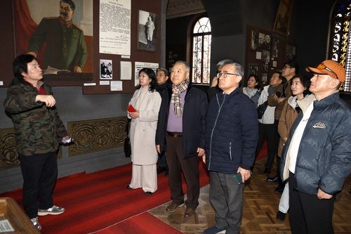 스탈린 박물관 둘러보는 러시아·CIS한인회총연합회 관계자들
