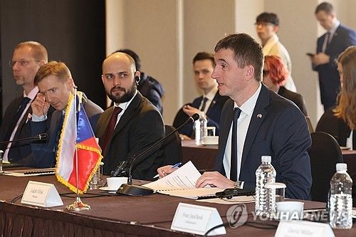 한-체코 공급망·에너지 대화서 인사말하는 루카스 블첵 장관