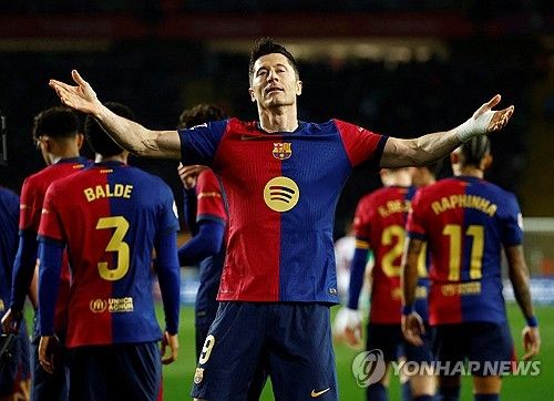 골세리머니를 펼치는 로베르트 레반도프스키