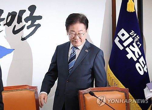 회의 참석하는 이재명 대표