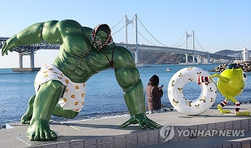 두건 쓴 헐크와 장갑 낀 마이크