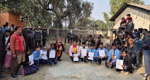 물소를 부상으로 받은 독후감 대회 대상자들