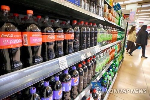 대형마트에 진열된 콜라