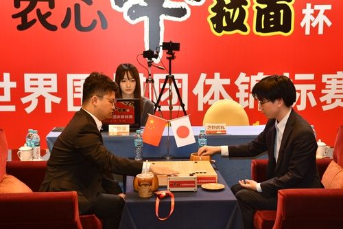 일본 시바노(오른쪽) 9단이 중국 셰얼하오 9단을 꺾었다.