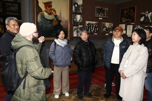 스탈린 박물관서 이야기 듣는 러시아·CIS한인회총연합회 관계자들