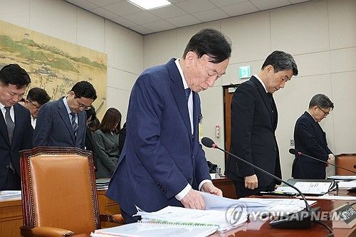 추모 묵념하는 설동호 대전시교육감과 이주호 부총리