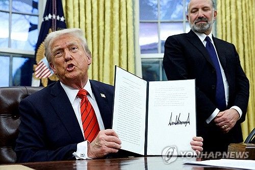 관세 부과 행정명령에 서명한 도널드 트럼프 미 대통령