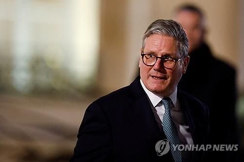 파리 회동 후 엘리제궁 나서는 키어 스타머 영국 총리