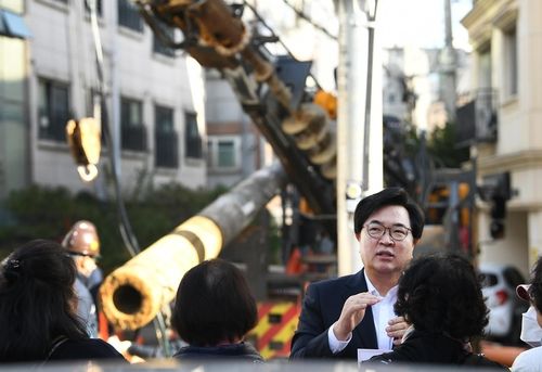 지난해 11월 사당1동 전신주 이설 현장에서 주민과 대화하는 박일하 구청장