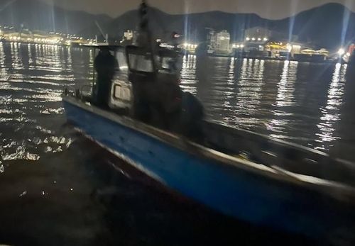 진해 앞바다 출몰해 조개류 무단 채취하는 어선