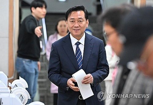 사전투표 하는 민주당 이광재 후보