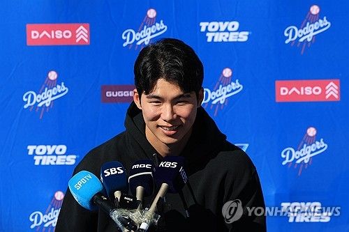 한국 취재진과 인터뷰하는 다저스 김혜성