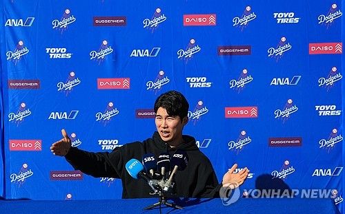 한국 취재진과 인터뷰하는 다저스 김혜성