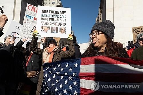 미 '대통령의 날'인 17일 뉴욕서 벌어진 반(反)트럼프 시위