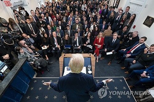백악관에서 기자회견 중인 트럼프 대통령