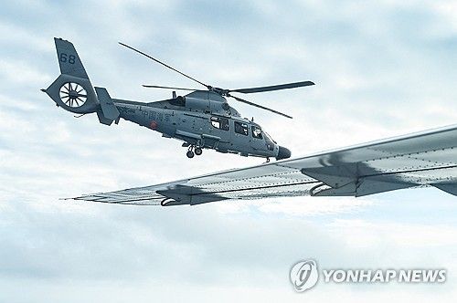 영유권 분쟁 지역인 남중국해 스카버러 영공의 중국 헬기와 필리핀 항공기