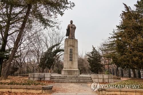 효창공원 원효대사 동상 [사진/백승렬 기자]