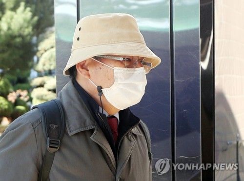 첫 재판 참석 위해 법원 들어서는 차명진 전 의원