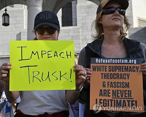 트럼프 행정부 규탄 시위대 모습