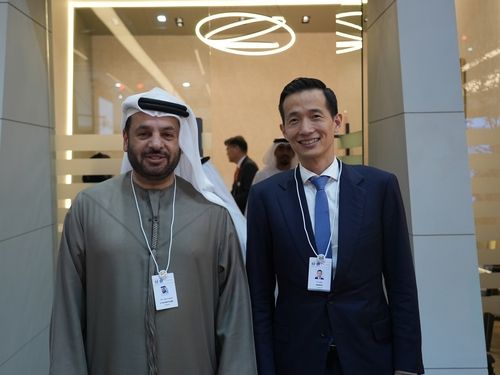(서울=연합뉴스) 김동관 한화그룹 부회장(오른쪽)이 17일 아랍에미리트(UAE)에서 열린 방위산업 전시회 IDEX 2025에서 파이살 알 반나이 EDGE 그룹 CEO와 면담한 뒤 기념 사진 촬영을 하고 있다. [한화에어로스페이스 제공. 재판매 및 DB 금지]